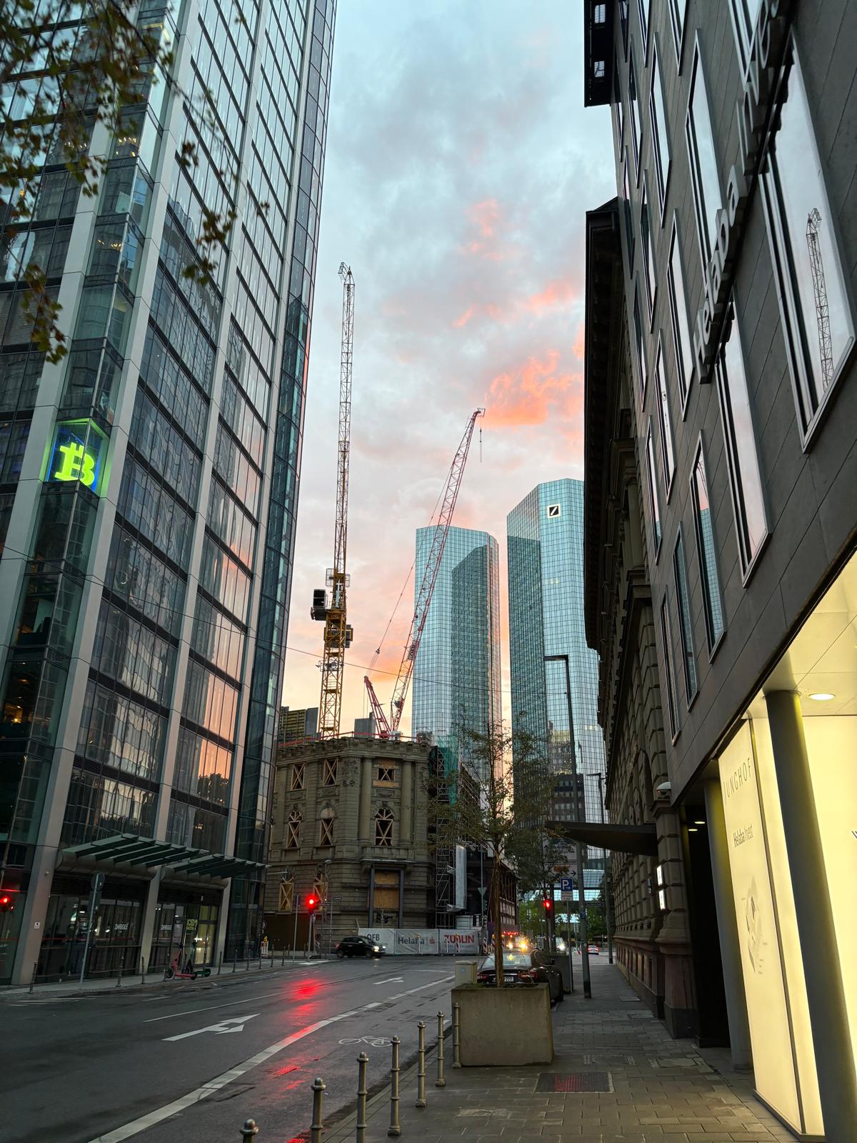 Straßenansicht im Bankenviertel mit den Deutsche-Bank-Türmen in der Dämmerung