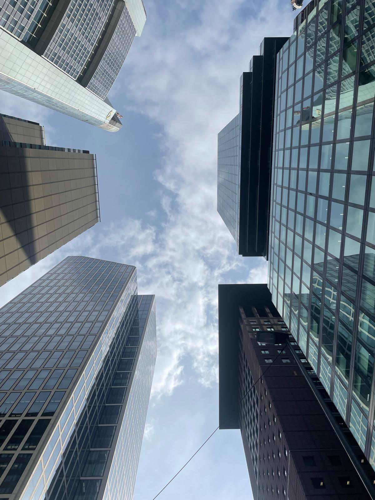 Blick nach oben zwischen den Hochhäusern im Frankfurter Bankenviertel