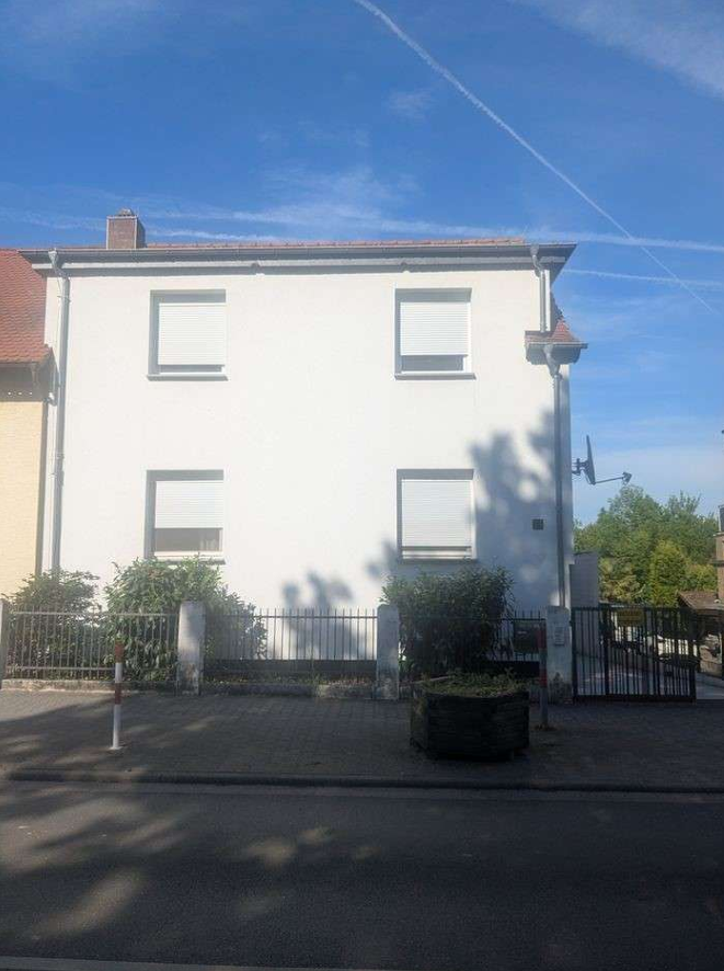 Hausansicht des modernen Einfamilienhauses in Schwalbach am Taunus