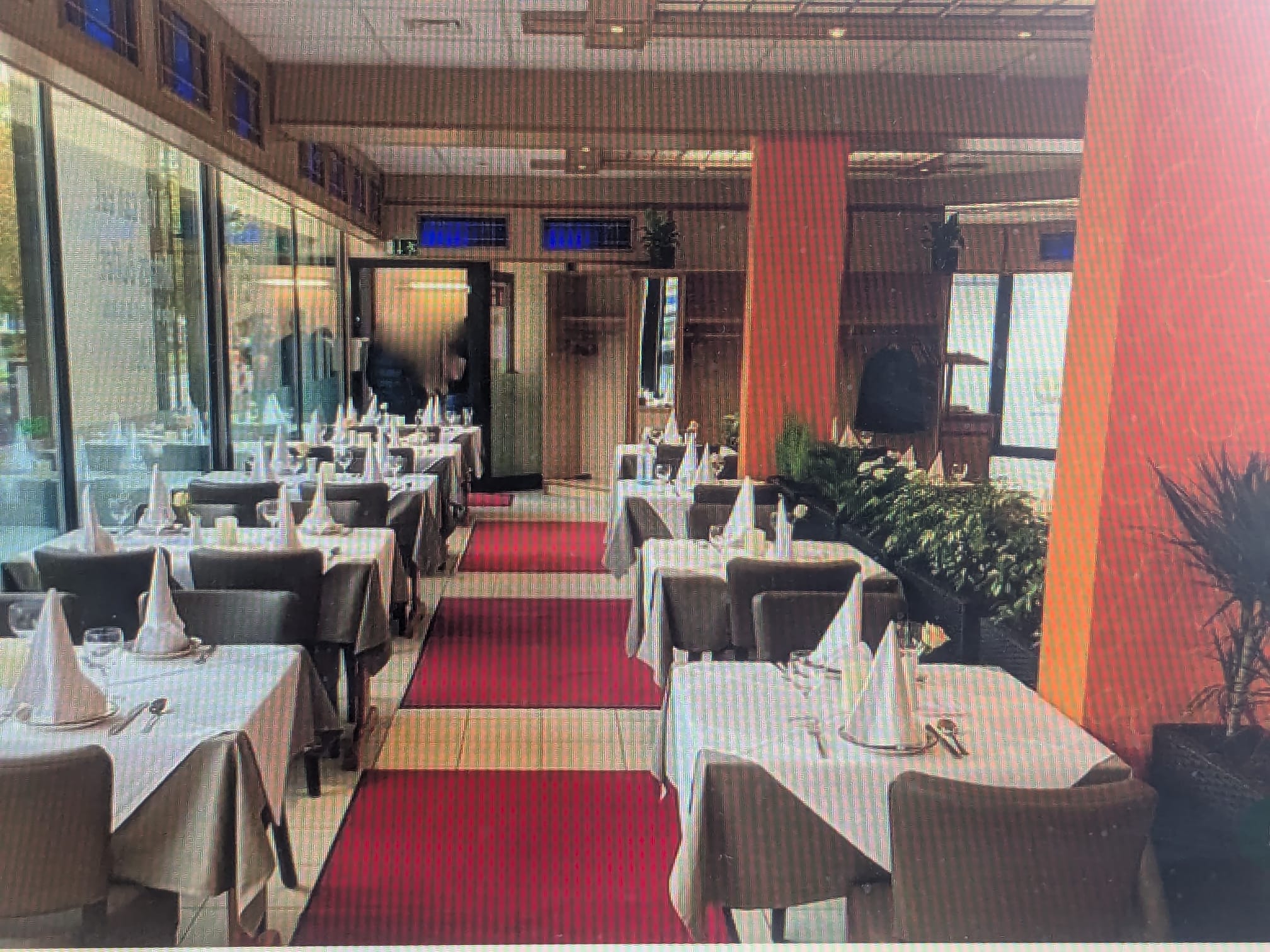 Eleganter Gastraum des Restaurants in der Darmstädter Innenstadt mit eingedeckten Tischen